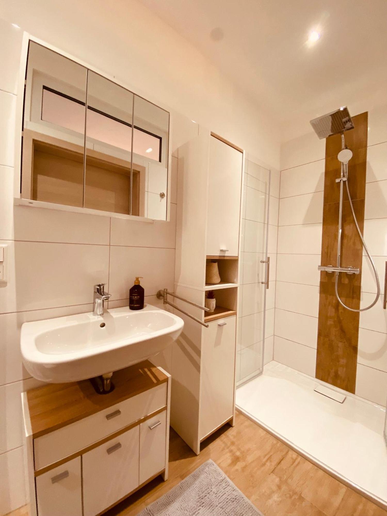 Hochwertige Ferienwohnung Mit 7Qm Balkon, Netflix, Kaffeeautomat, Rainshower Bad Zwickau Eksteriør bilde